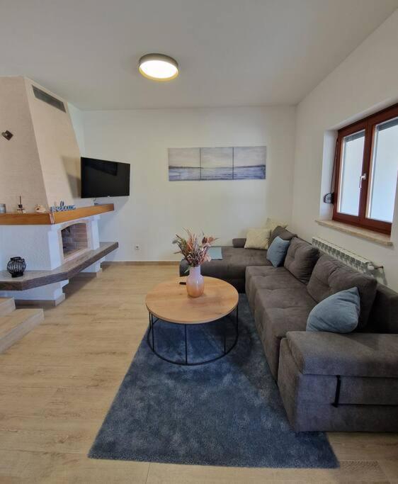Villa Castanea - Kuca Za Odmor S Bazenom Kukci Ngoại thất bức ảnh